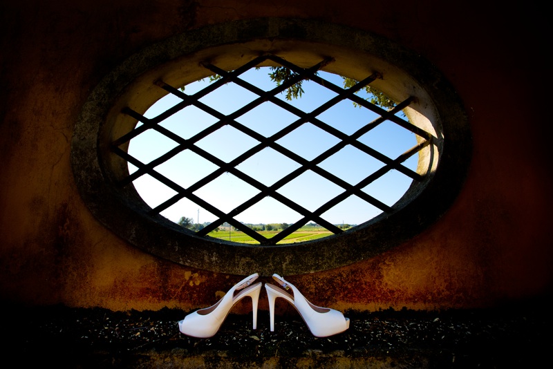 groom, bride, wedding, tuscany, getting married in italy, wedding photography, Pisa wedding, country wedding, fotografo matrimonio, Fotostradafacendo, Samantha Pennini, shoes